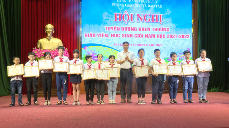 Phòng GD-ĐT thành phố Phủ Lý: Tuyên dương khen thưởng giáo viên, học sinh giỏi năm học 2021 - 2022